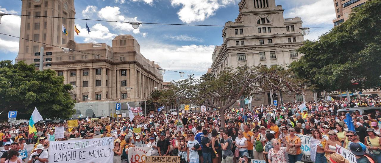 Manifestantes en la Plaza de España este sábado 20 de abril