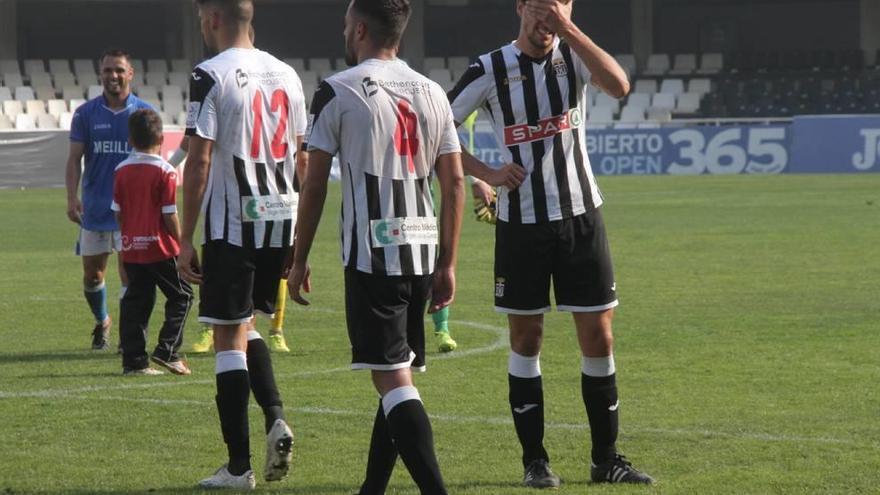 Los jugadores del FC Cartagena se lamentan tras el empate ante el Melilla.