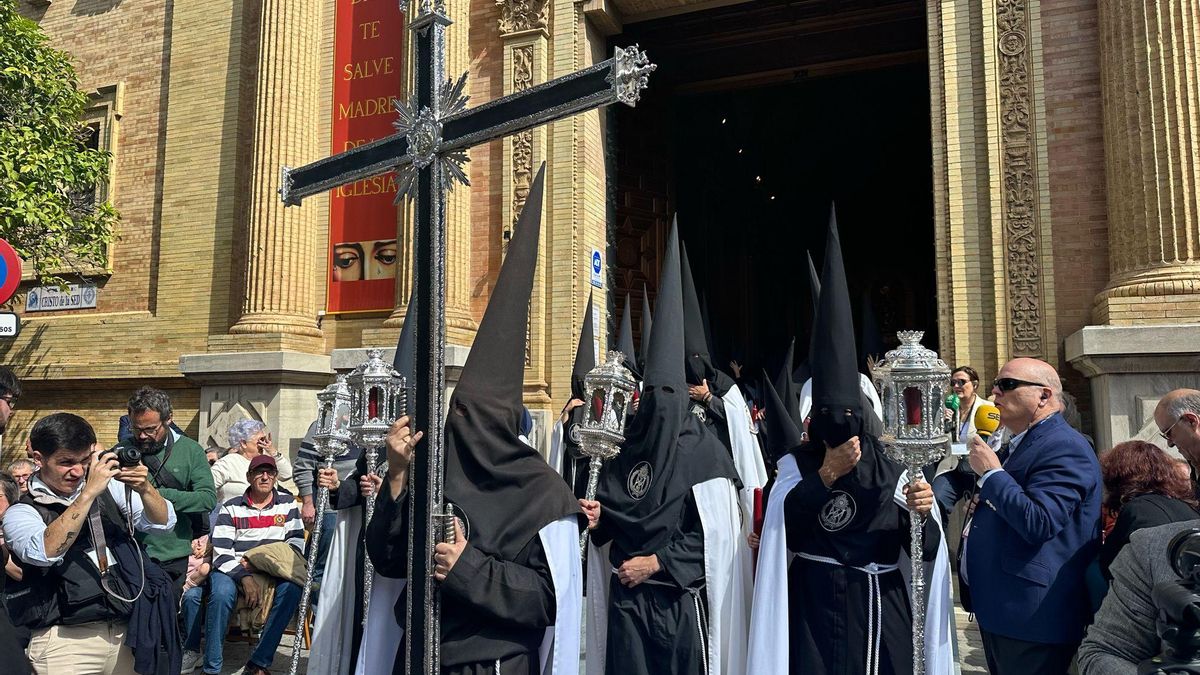 Se abren las puertas de la Parroquia de la Concepción Inmaculada y la Cruz de Guía comienza a caminar por la calle Cristo de la Sed a golpe de tambor.