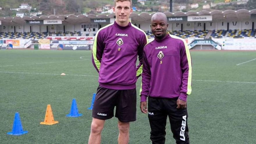 Alberto González, a la izquierda, junto a Babalola antes de iniciarse el entreno de ayer.