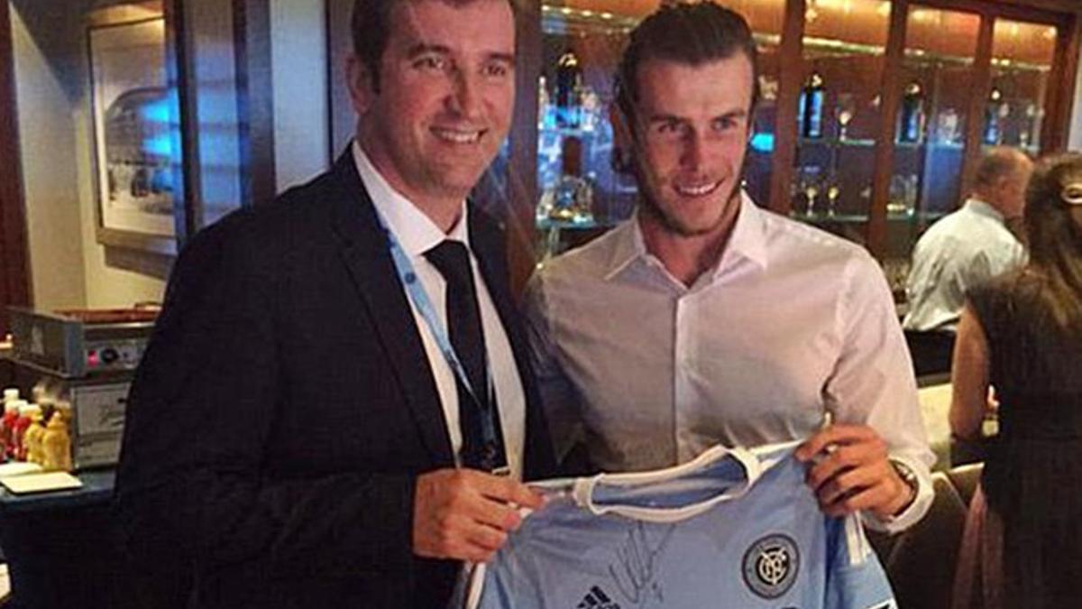 Ferran Soriano y Gareth Bale posan con la camiseta del New York City FC
