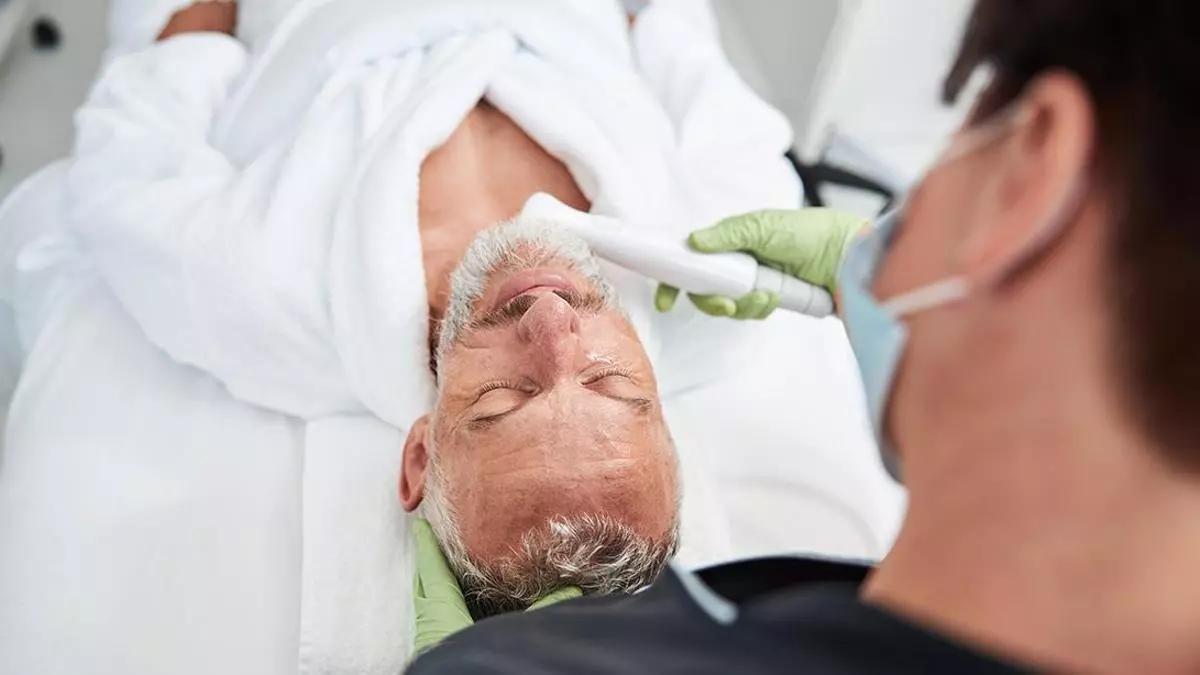 Un home sometent-se a una intervenció estèrica.