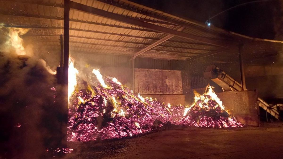 Incendio en una industria desguazadora en Sant Fruitós de Bages (Barcelona)