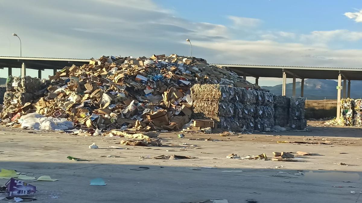 Basura acumulada en el Centro de Gestión de Residuos de Lorca.