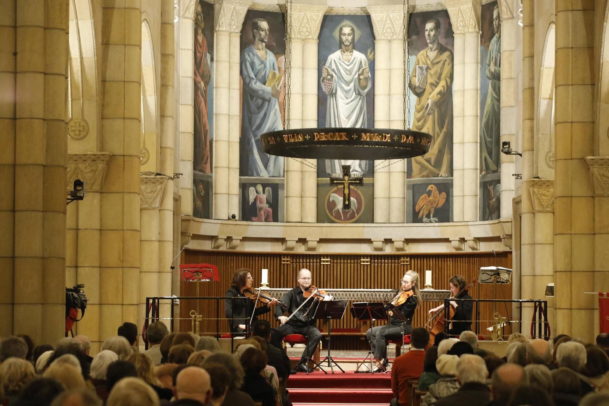 El concierto solidario y recogida de alimentos en la iglesia de San Pedro, en imágenes