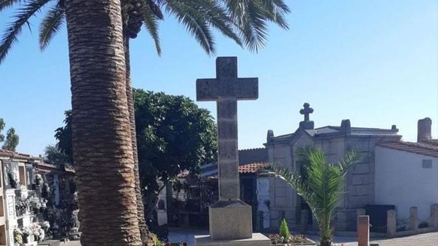 La Cruz de los Caídos, a la entrada del camposanto de Casar de Cáceres.