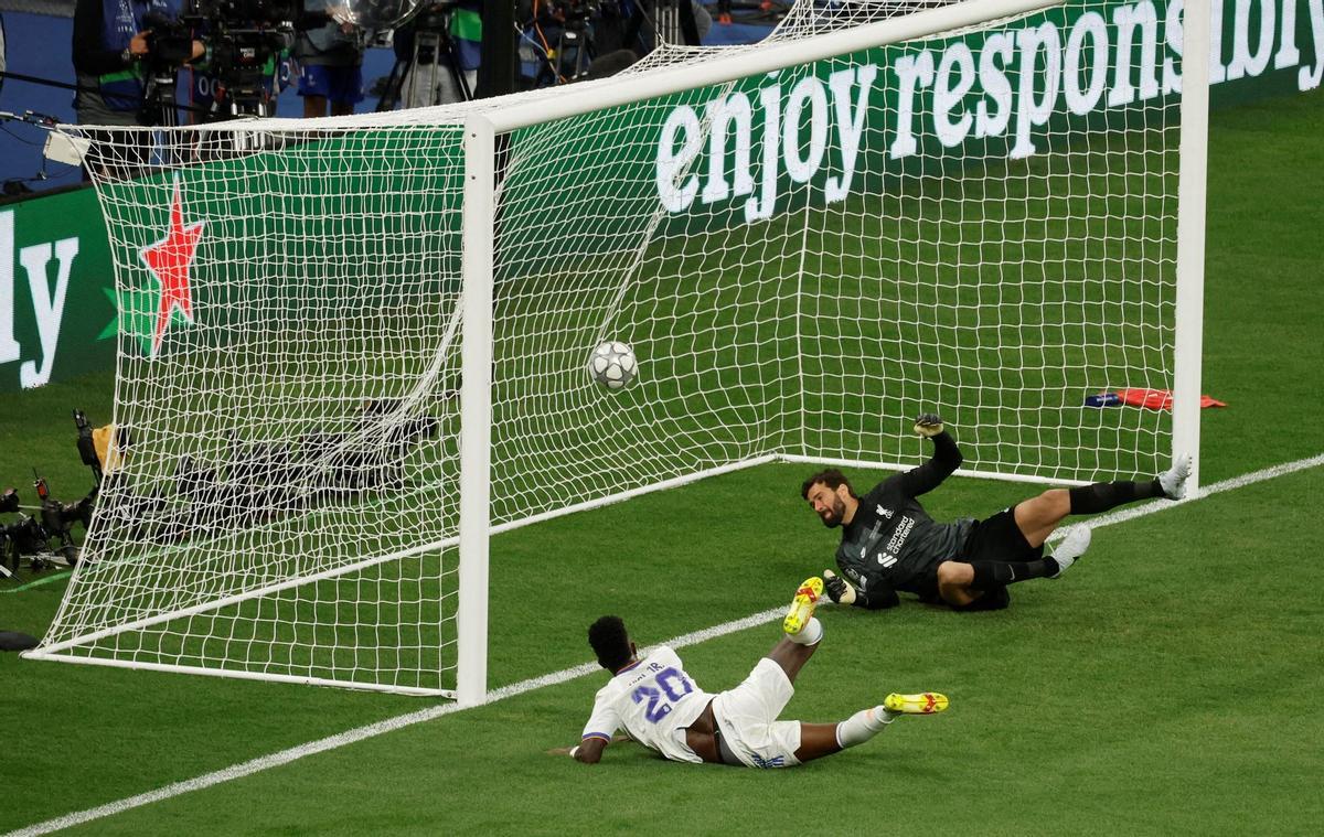 Vinicius marca de gol del Madrid en la final ante el Liverpool.