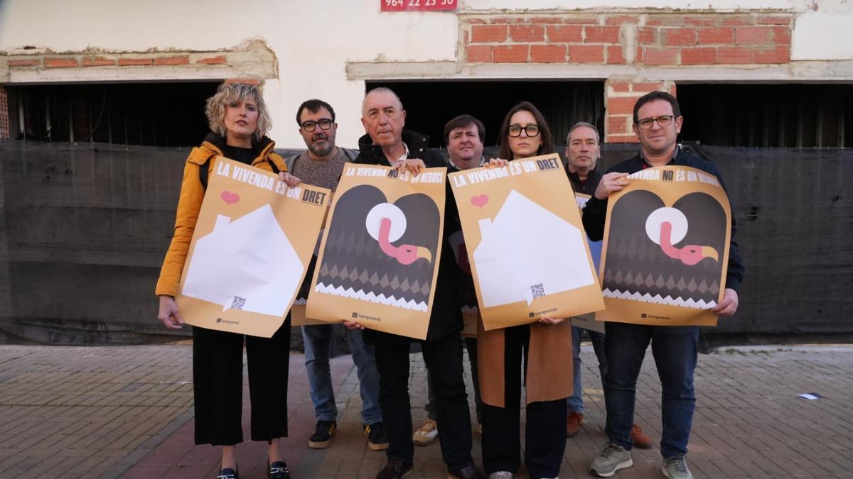 Baldoví, con otros cargos de Compromís, junto a los 'minipisos' en desarrollo en Castelló.