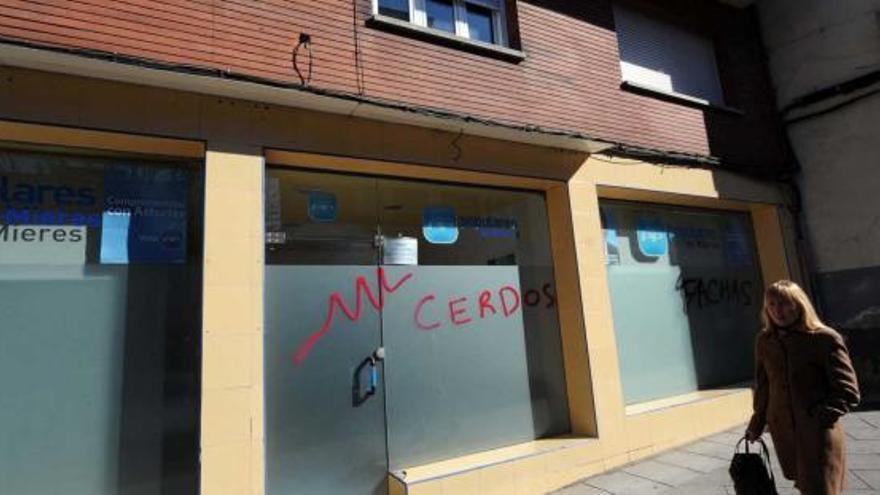 La sede del PP de Mieres, ubicada en los Jardines del Ayuntamiento, con las pintadas.