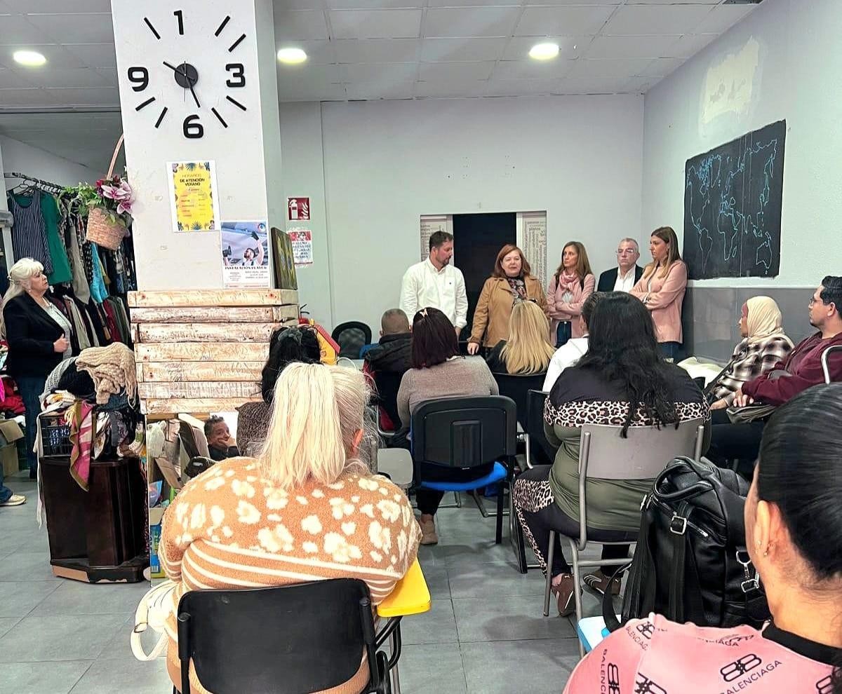Los socialistas visitan la sede de la asociación.