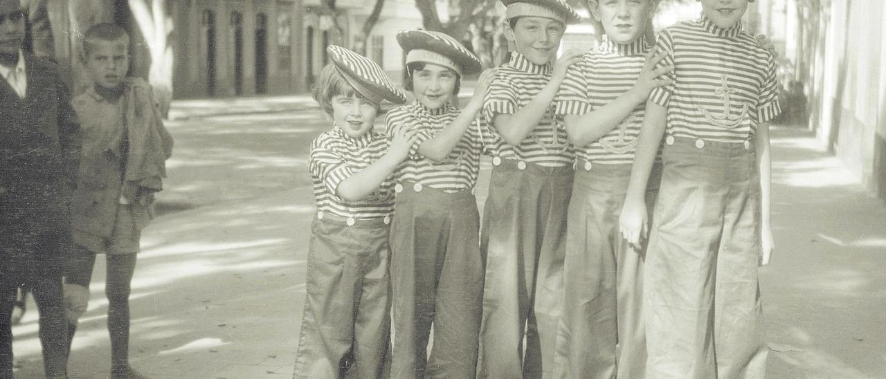 1931. Cinco niños disfrazados posan en la calle San Bernardo