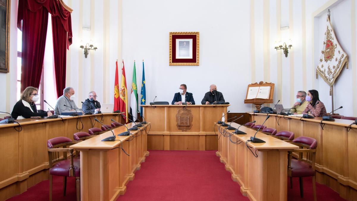 Reunión del Consejo Eulaliense, ayer, en el salón de plenos del Ayuntamiento de Mérida.