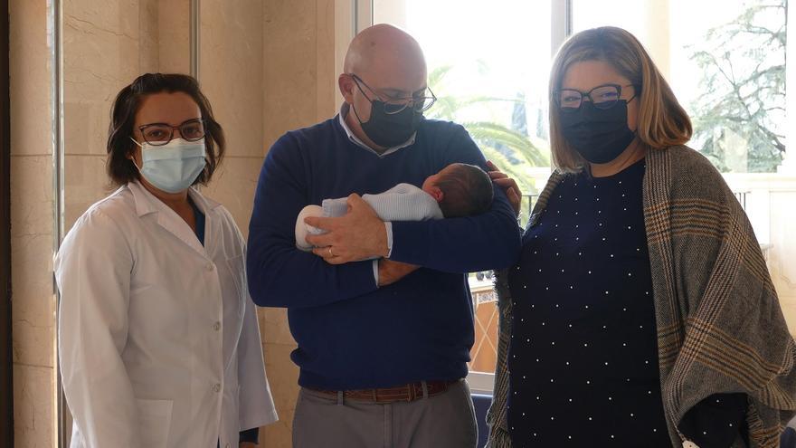 Víctor Patricio con sus padres y la supervisora de enfermería de la Maternidad del San Juan de Dios.