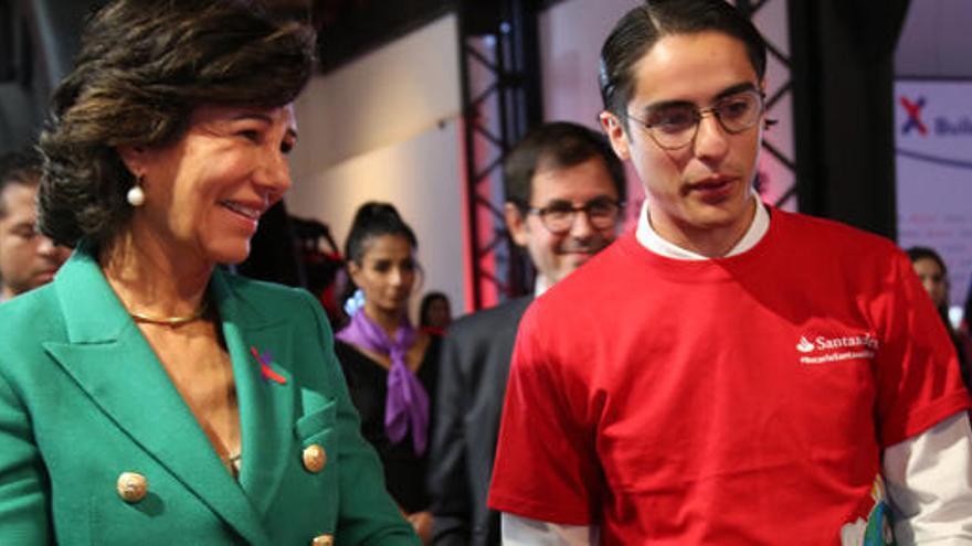 Ana Botín junto a uno de los emprendedores.