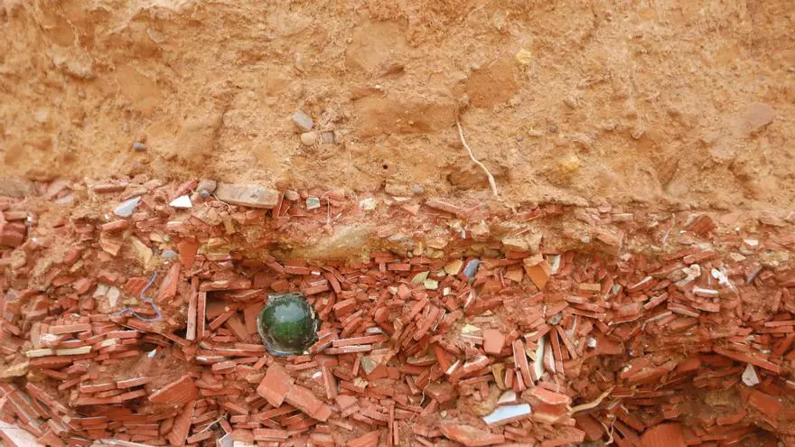 La dana saca a la luz un cementerio cerámico en el Turia