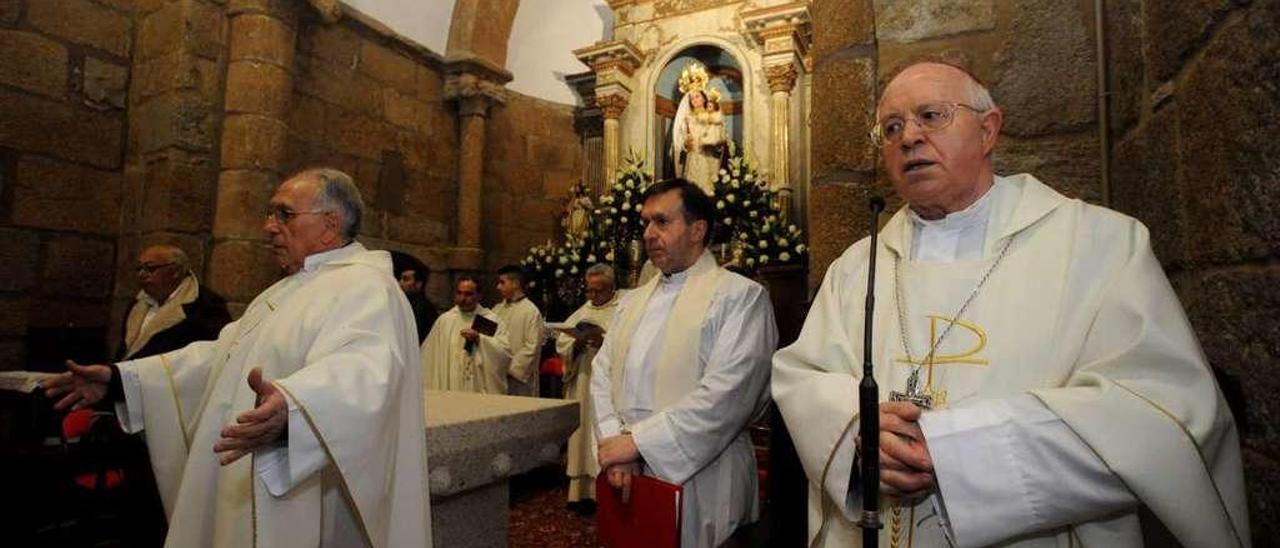 A la inauguración del templo asistió el obispo de Santiago, Monseñor Barrio. // Iñaki Abella