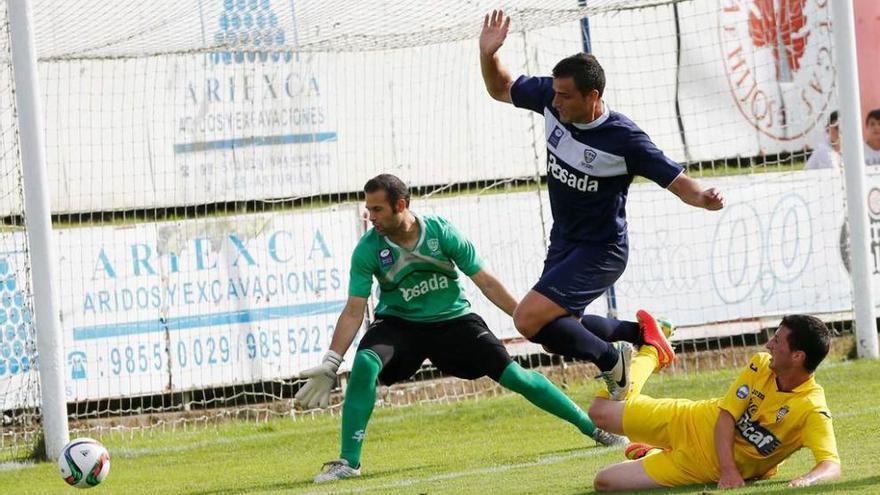 Davo y José Ángel tratan de evitar el gol de un jugador del Praviano.