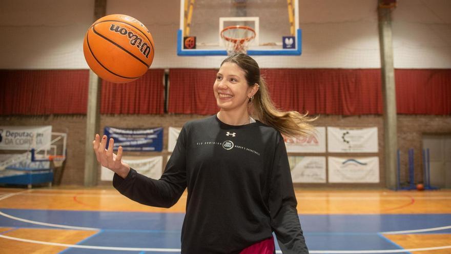 Brenda Fontana posa con un balón en el pabellón de Maristas.