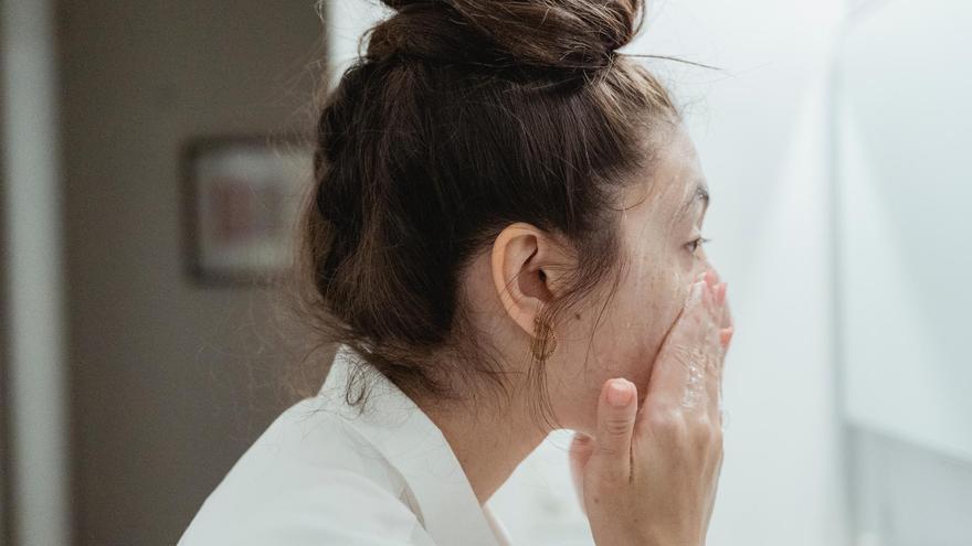 Con este masaje facial nocturno puedes regenerar tu propio colágeno