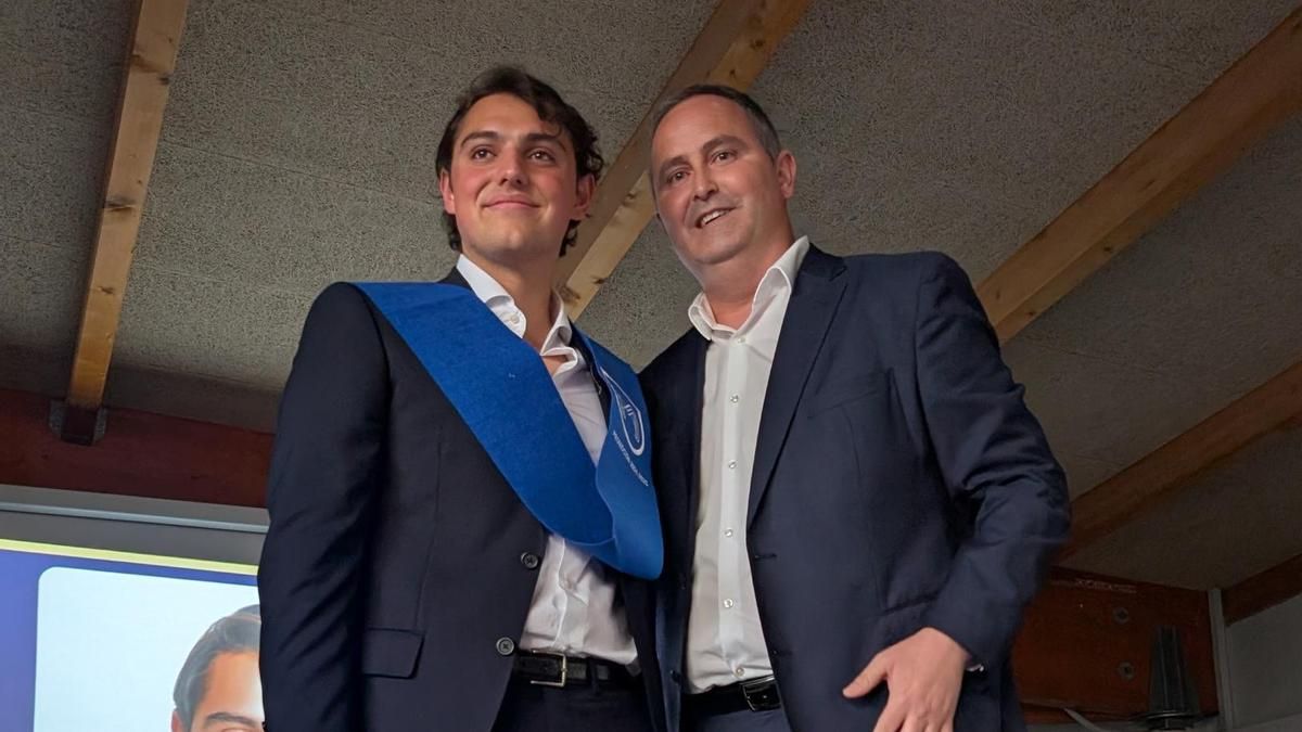 Iago Sánchez, con su profesor en la graduación