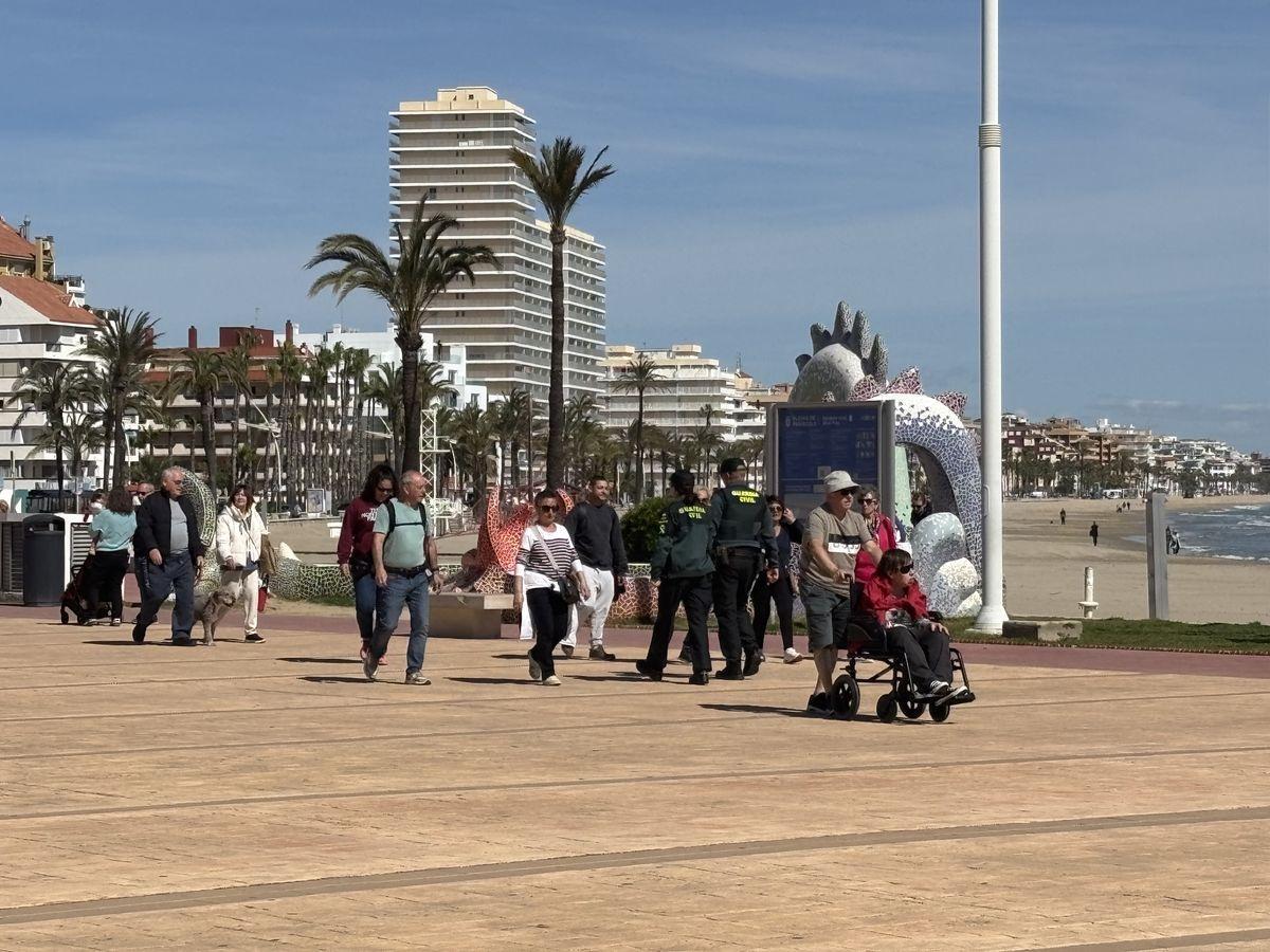 Agentes de la Guardia Civil patrullan por el paseo marítimo de la Ciudad en el Mar.