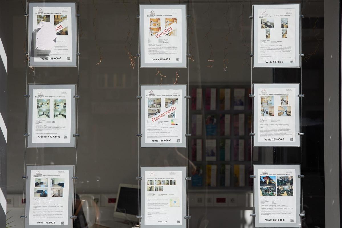 Anuncios de pisos en venta en una inmobiliaria.