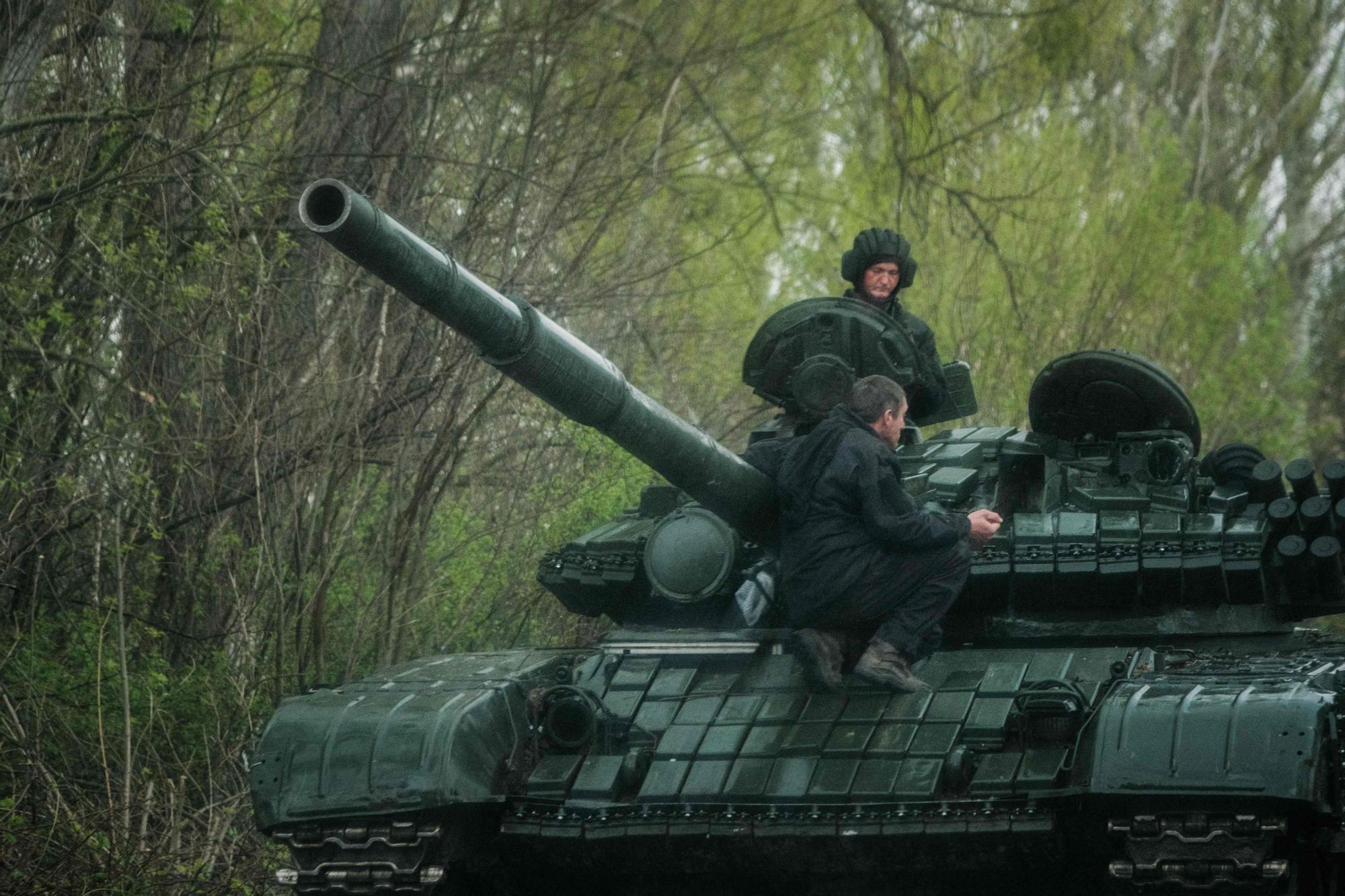 Soldados ucranianos en un tanque