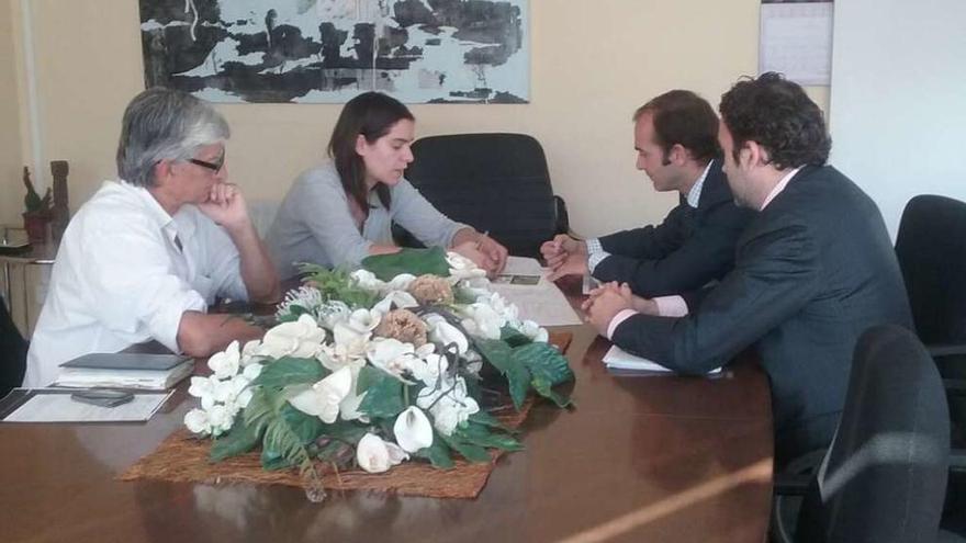 Mariano Abalo y Tania Castro, con representantes de Abanca, ayer en el Concello. // FdV