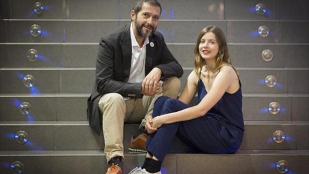 El director Carles Porta y la actriz Rachel Hurd-Wood.