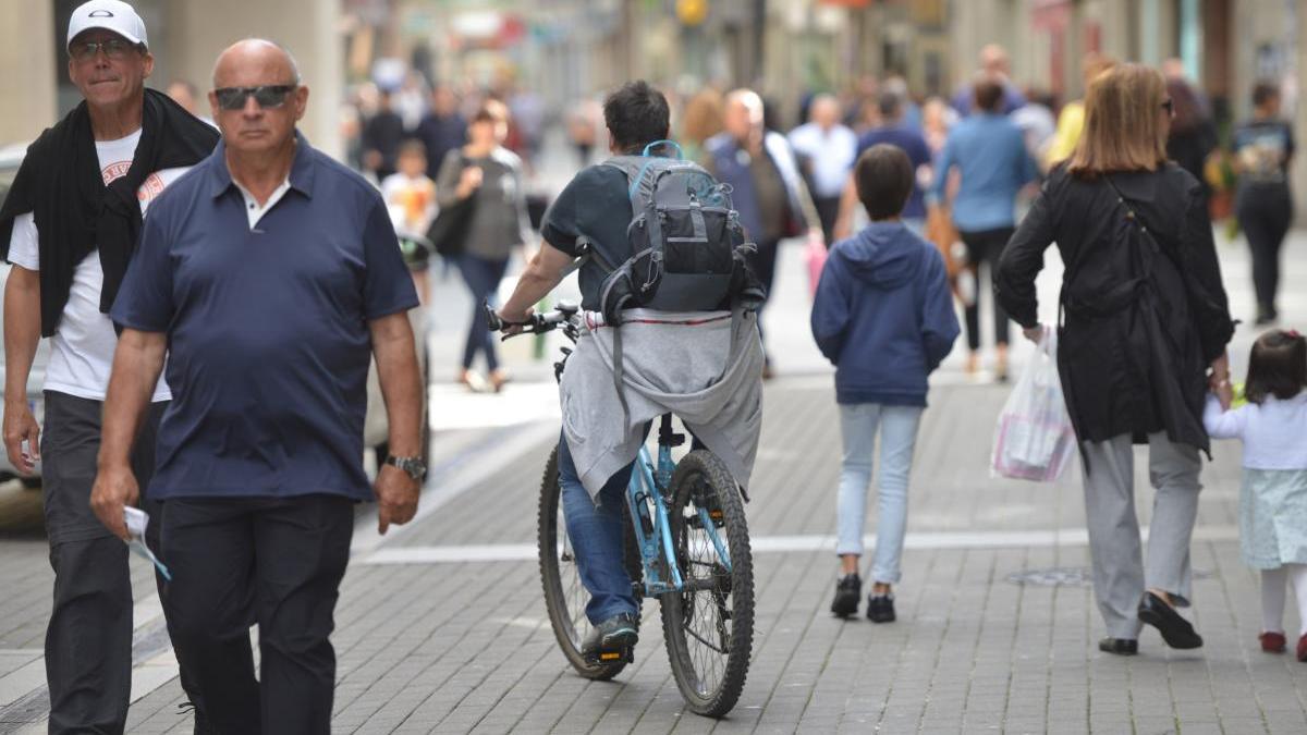 Un ciclistas por el casco histórico de Pontevedra. // G. Santos