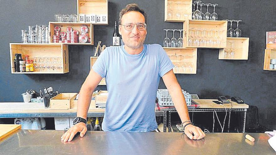 Sisco Caballo Martínez va obrir el local de degustació i venda de vins ViTastus, que es troba al carrer de Puigterrà de Baix, el setembre de 2020, tot just fa un any. Volia potenciar l’oferta de productes sense gluten a Manresa. A més a més, explica que es pensava que la pandèmia remetria l’estiu de 2020.