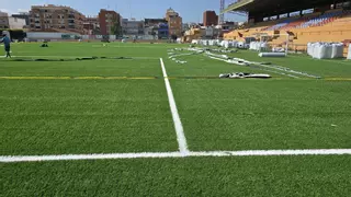 Alzira renova la gespa dels camps de futbol de Venècia i Tulell