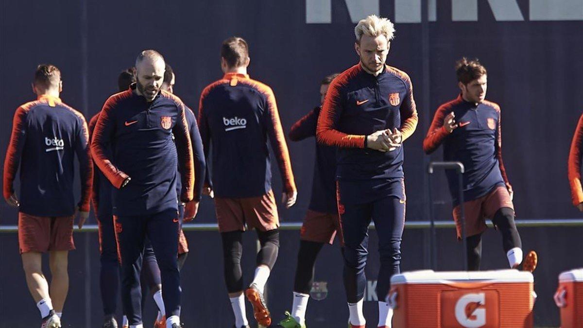 Rakitic e Iniesta, durante el entrenamiento previo al partido ante el Atlético de Madrid