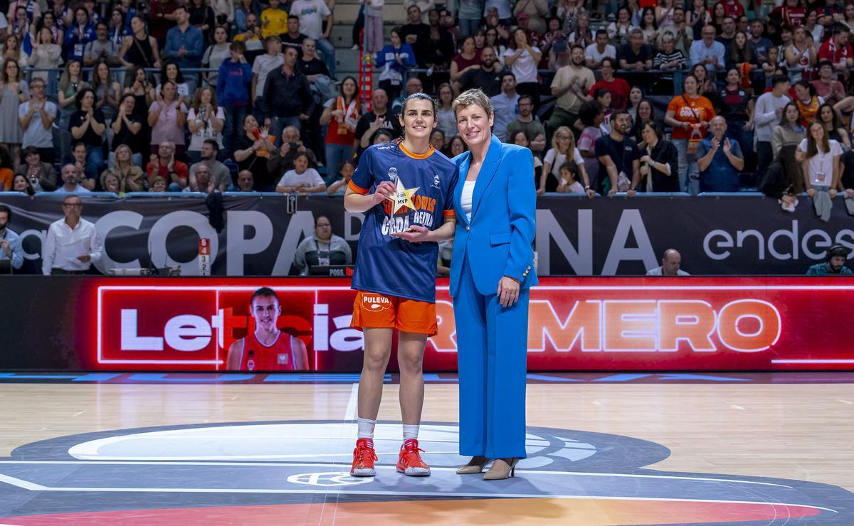 Elisa Aguilar entregó el trofeo a Leticia Romero