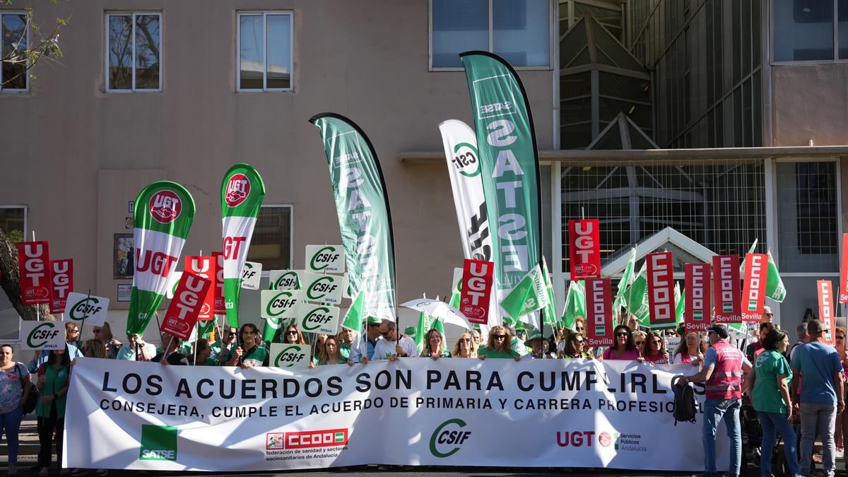Manifestantes durante la concentración ante la Delegación Provincial de Salud. A 22 de mayo de 2024, en Sevilla