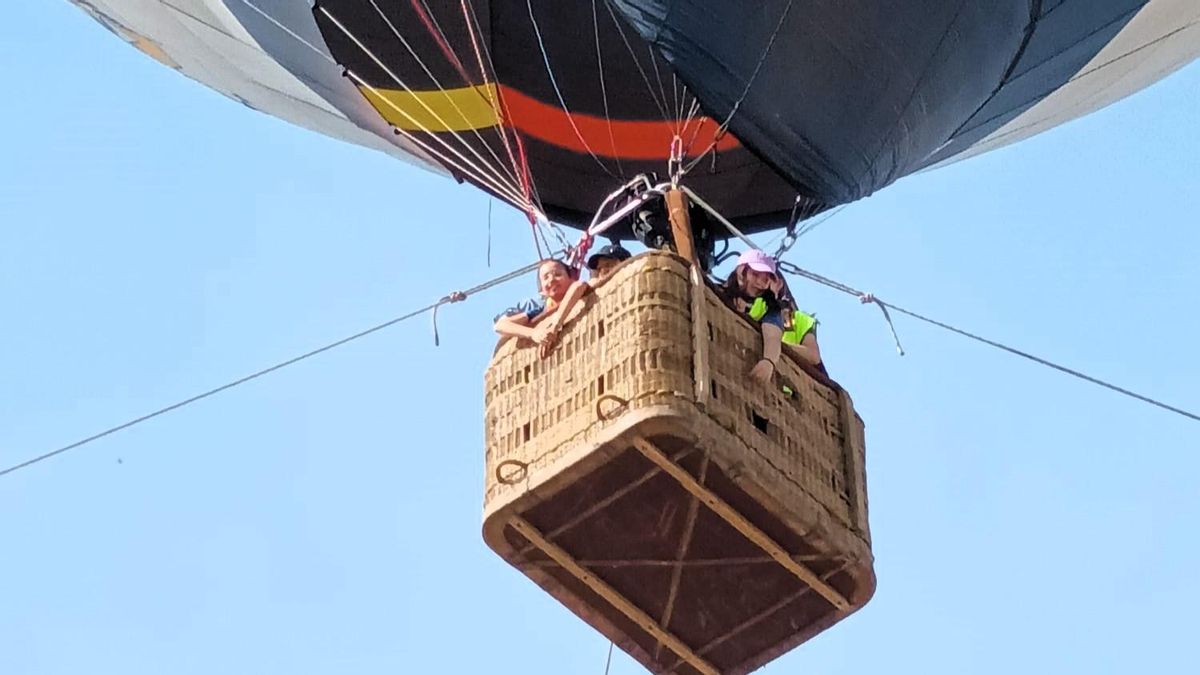 Inicio de la ascensión en globo para lanzar el mini satélite