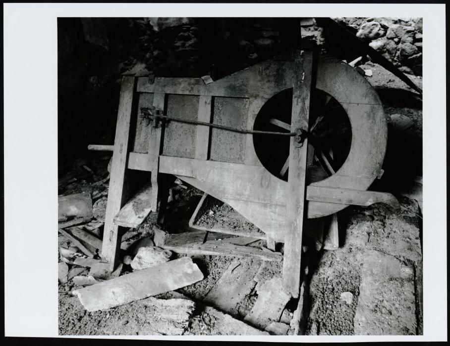 Fotografia d'una màquina ventadora trobada a una masia abandonada