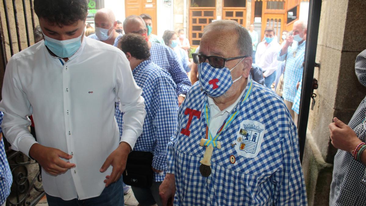 Antonio Álvarez junto al regidor valdesano en la celebración de la fiesta durante la pandemia.