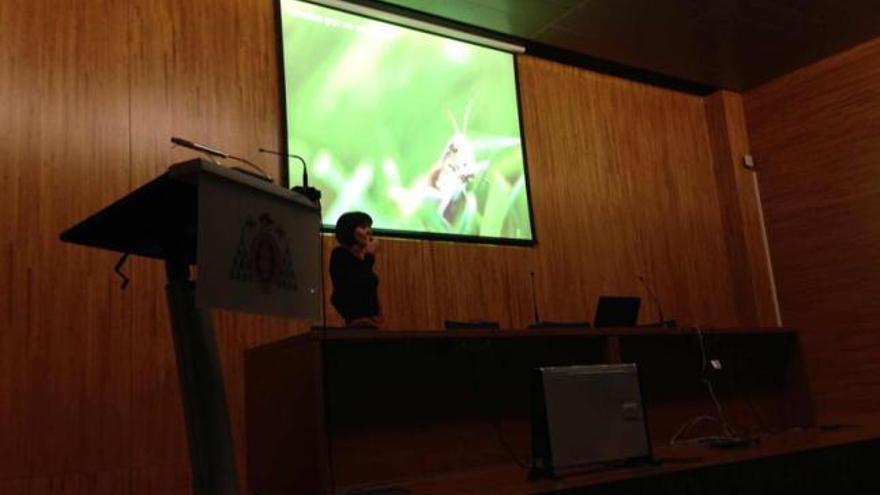 La investigadora Paola Laiolo, durante la conferencia que impartió en el campus.