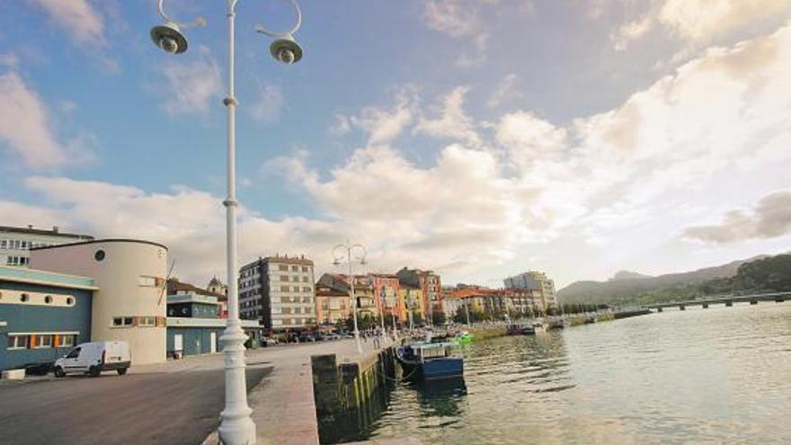 Una farola en la zona del muelle riosellano próxima al lugar donde un hombre cayó al mar el viernes.