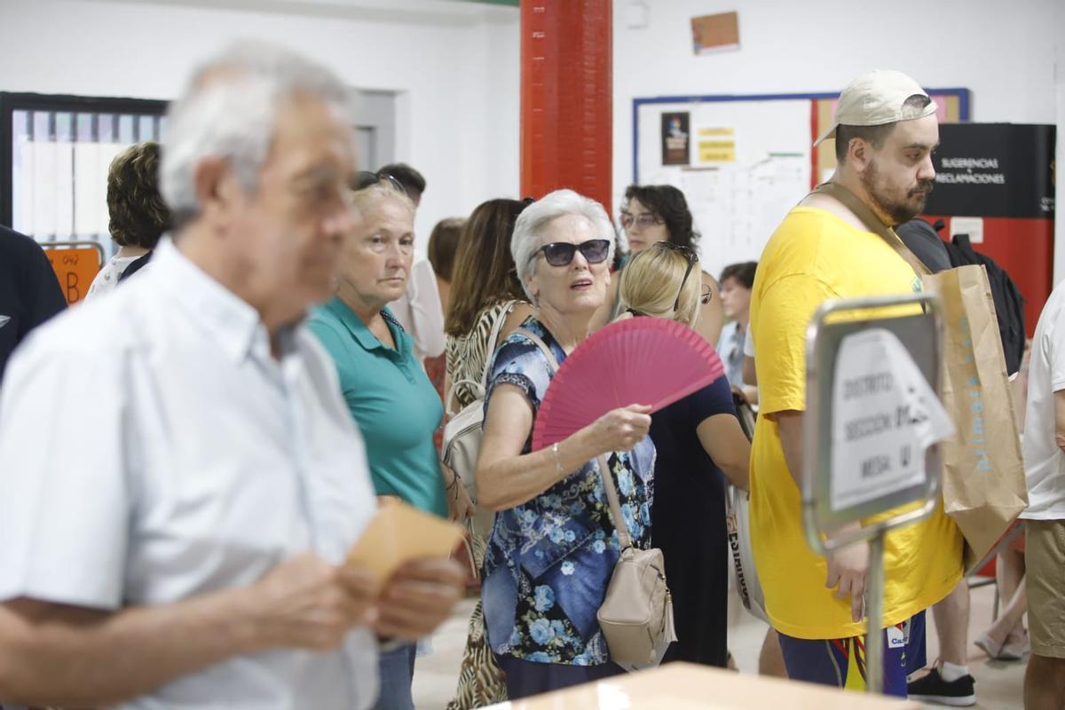 A votar con abanico y el botellín de agua: la jornada del 23J en Córdoba, en imágenes A votar con abanico y el botellín de agua: la jornada del 23J en Córdoba, en imágenes
