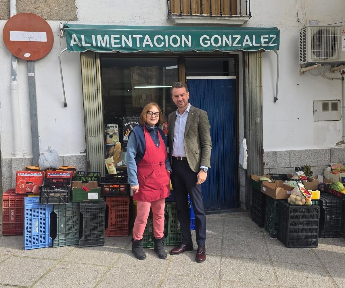 Luis Miguel Núñez, con Valentina, dueña del negocio.