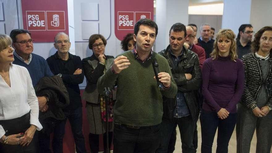 Gonzalo Caballero, durante el acto que celebró ayer con militantes en Ourense. // Brais Lorenzo