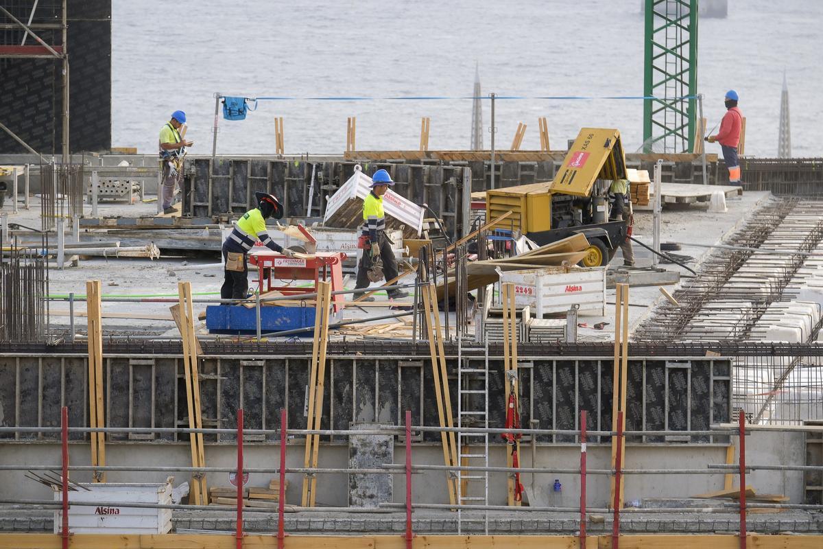 Obreros en la construcción del edificio de Servicios Esenciales que se instalará en Jinámar.