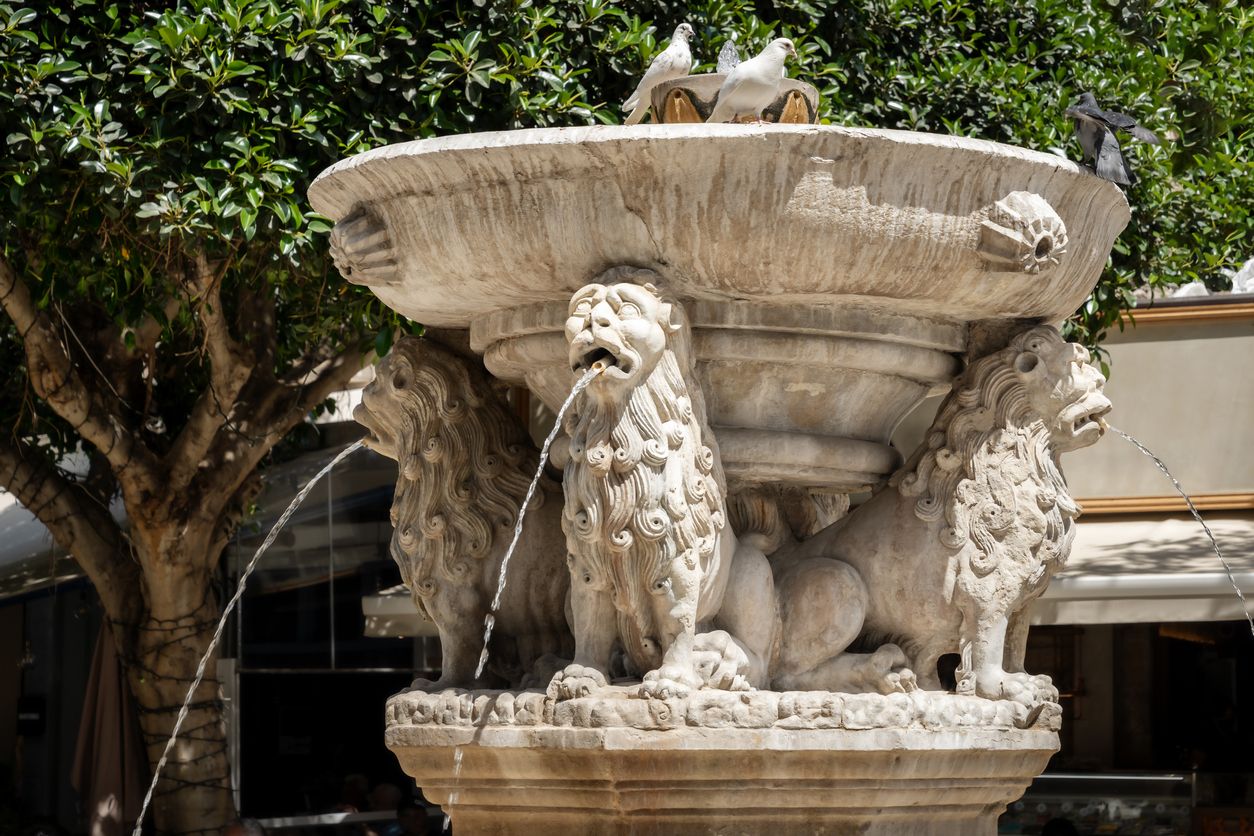 Fuente veneciana Morosini, plaza de los Leones en Heraklion, isla de Creta, Grecia