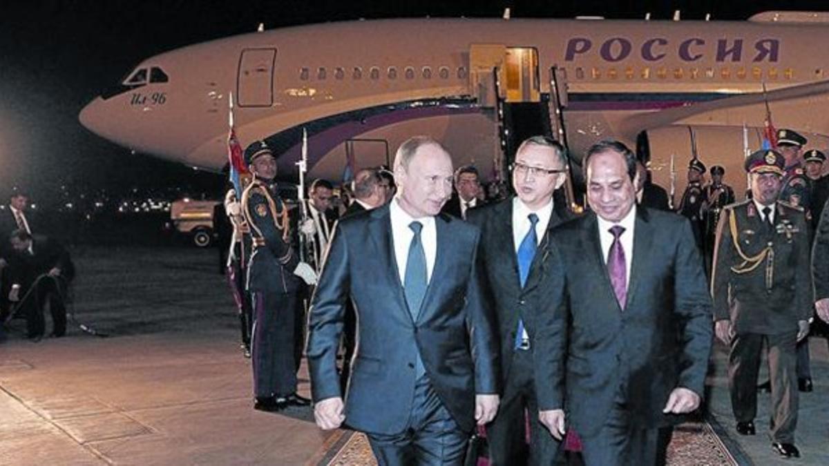 Putin, recibido por el presidente egipcio Al Sisi, ayer en el aeropuerto de El Cairo.