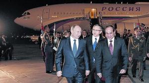 Putin, recibido por el presidente egipcio Al Sisi, en el aeropuerto de El Cairo.