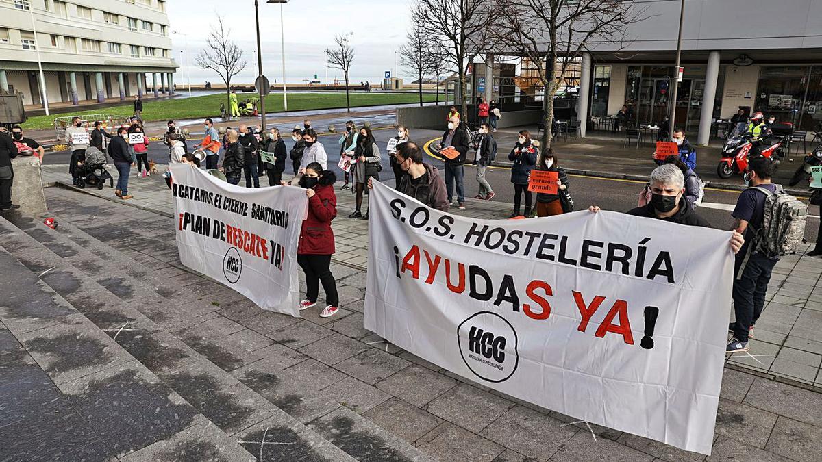 La manifestación hostelera ayer en la calle Mariano Pola, ante la sede del SEPE en Gijón. | Juan Plaza