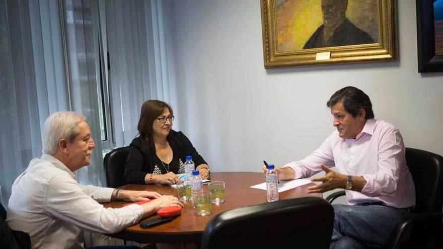 Por la izquierda, Justo Rodríguez Braga, Emilia Escudero y Javier Fernández, ayer, en la sede de la Federación Socialista Asturiana (FSA).