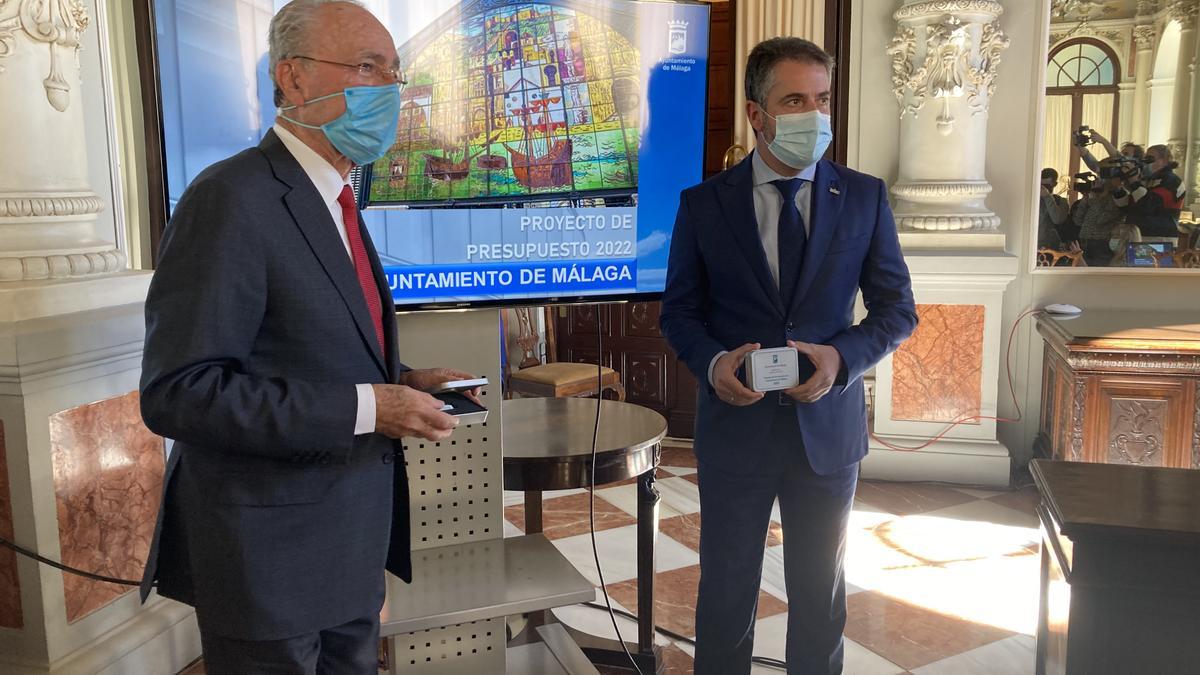 El alcalde y Carlos Conde, hoy, en la rueda de prensa de presupuestos.